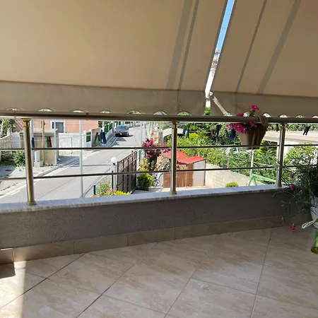 Garden View Apartment *